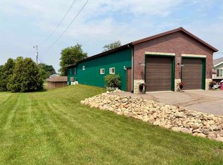 514 4th St S, Winthrop, IA 50682