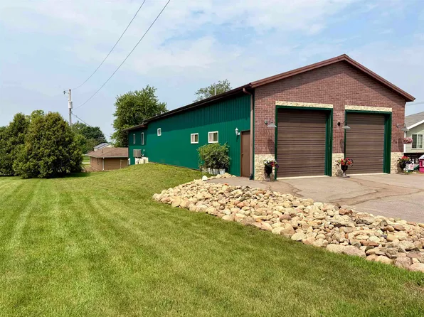 514 4th St S, Winthrop, IA 50682