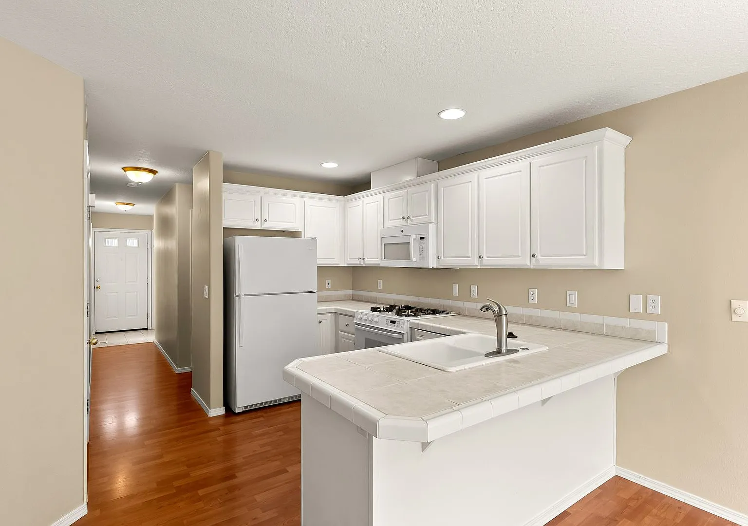 Must See This Well-Maintained 3 Bedroom, 2.5 Bath Townhouse — Photo 4