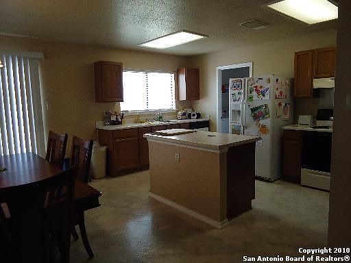 4th image of 634 Las Puertas