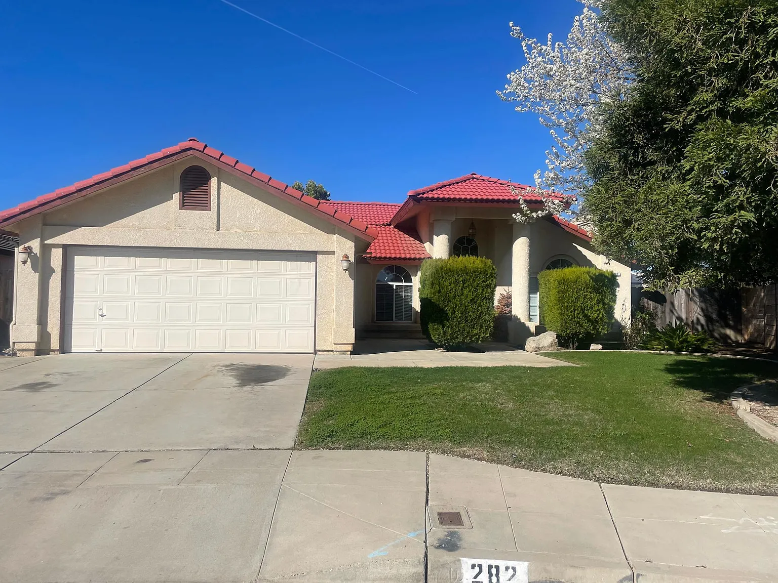 3 bed, 2.5 bath, 1728 sqft, $2,400 — Photo 1