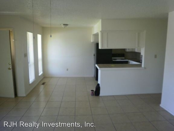 5th image of 1009 Acacia Cir