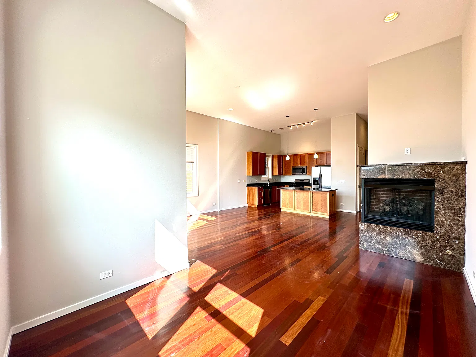 3 bed, 2.5 bath, 1324 sqft, $4,638 — Photo 4