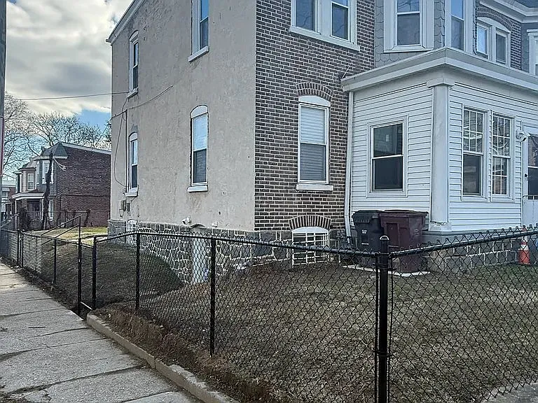 2412 Jessup St — Photo 1