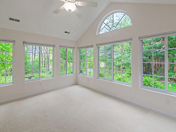 4th image of 2864 Villa Ln