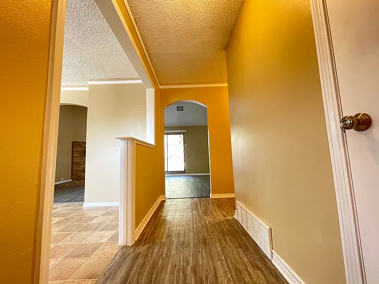 2917 Elsinor Dr — Photo 2