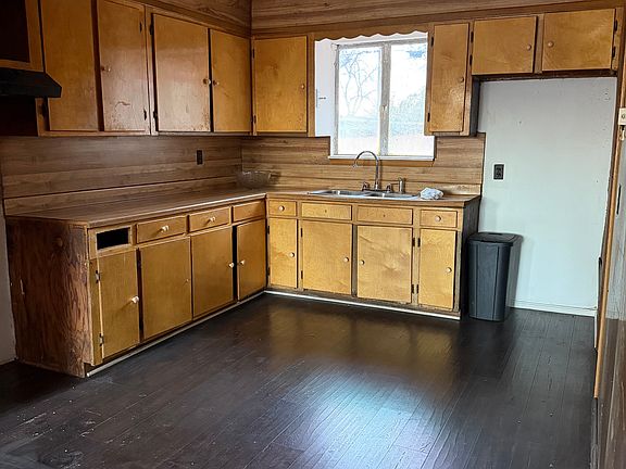 3rd image of 402 Schmeltzer Ln