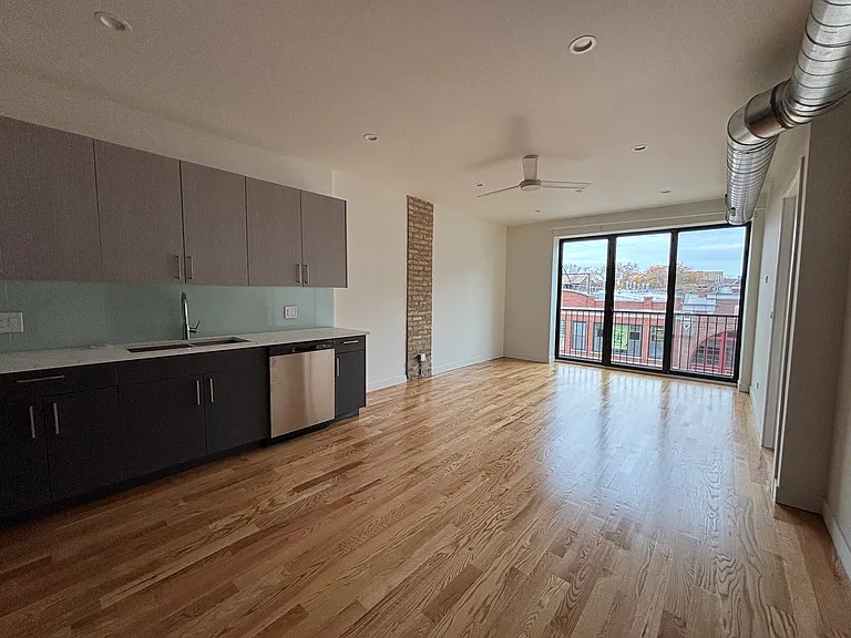 Juliet Balcony onto Lincoln Ave, big living space!