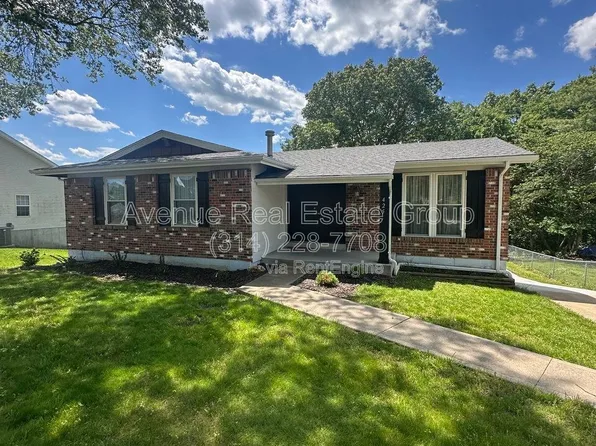 425 Westglen Village Dr, Ballwin, MO 63021