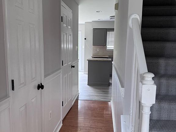 3rd image of 911 Glouster Cir