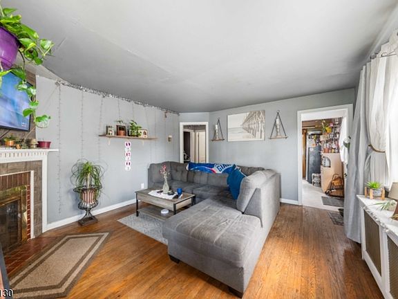 4th image of 124 W 10Th Ave