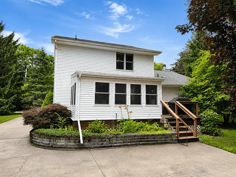 221 Burt St — Photo 26