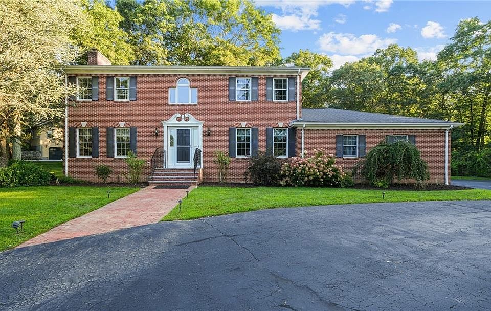 1st image of 32 Rollingwood Dr