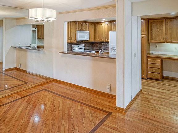 3rd image of 21650 Burbank Blvd Unit 305