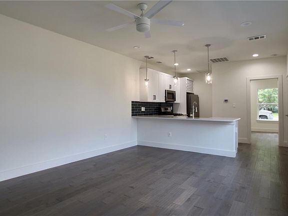 4th image of 705 1/2 Harris Ave #B