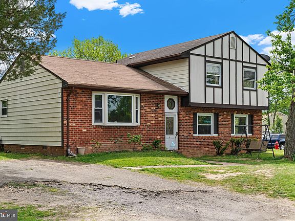 2nd image of 807 Kilarney Dr