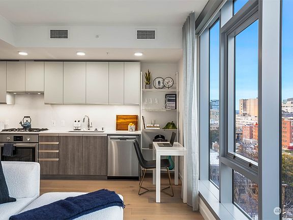5th image of 800 Columbia Street #1201