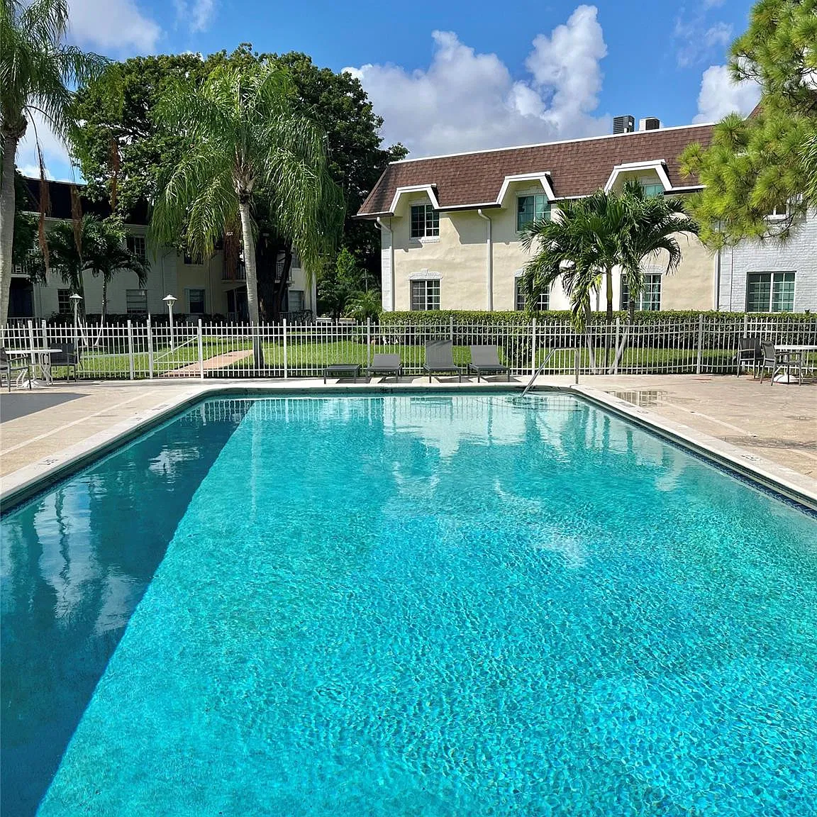 2 bed, 2.0 bath, 920 sqft, $1,850 — Photo 2
