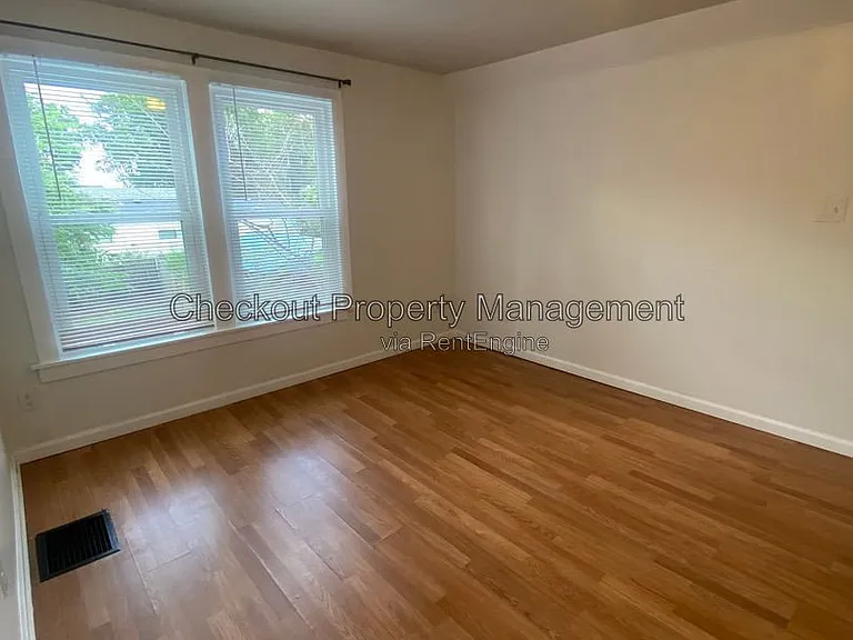 1916 Knox Ave — Photo 9