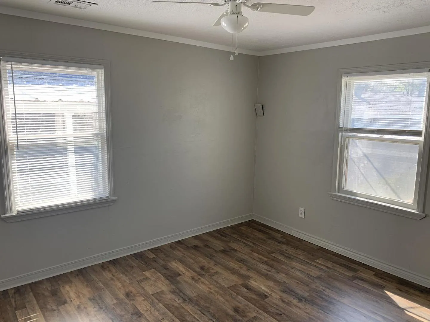 204 E Fairchild Dr — Photo 2