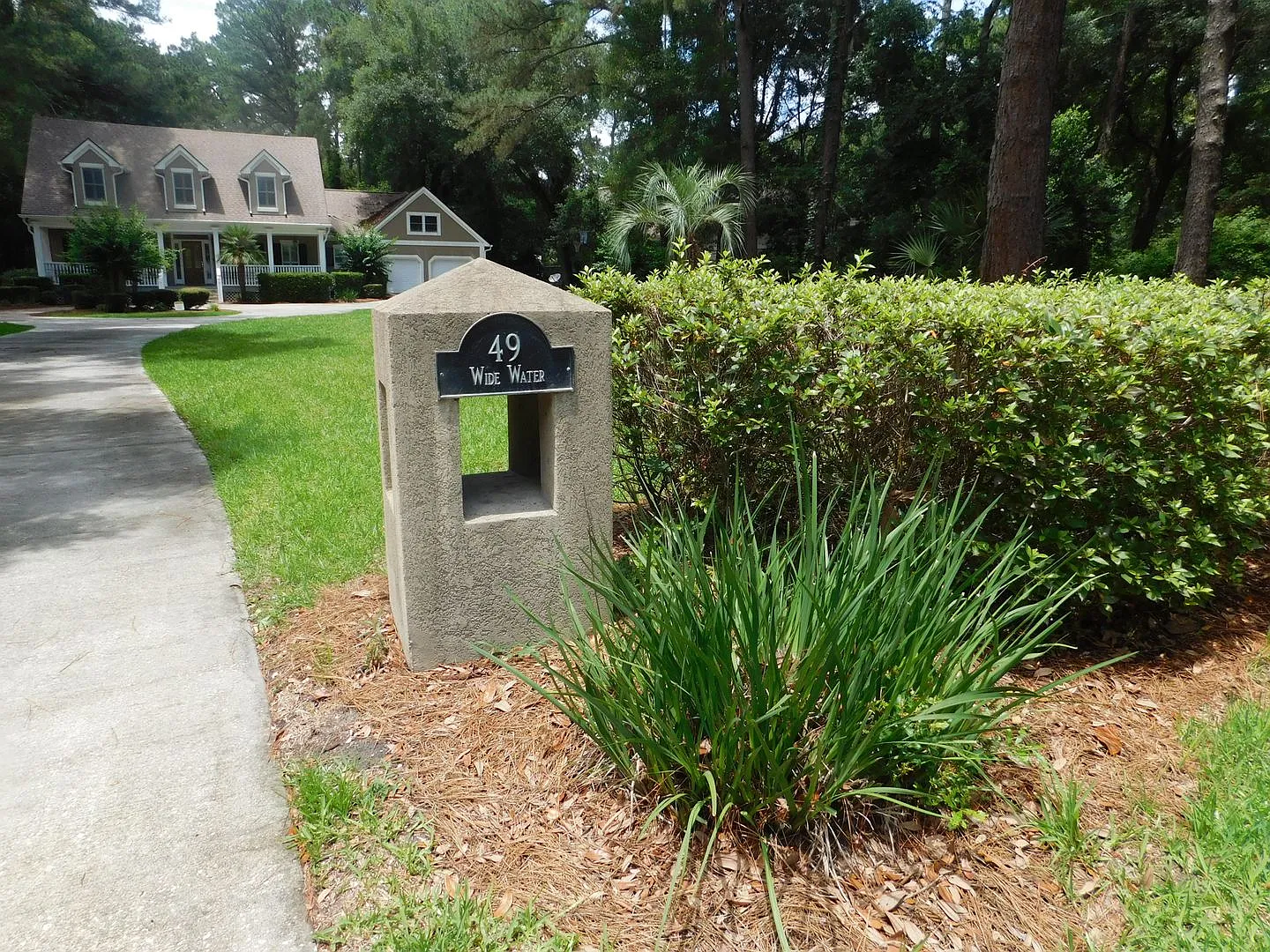 Expansive Unfurnished Spanish Wells Home Available for Rent — Photo 2