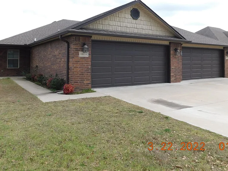 1002 Springhill Rd — Photo 1