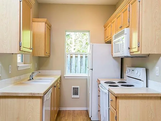3 bed, 2.5 bath, 1381 sqft, $2,200 — Photo 4