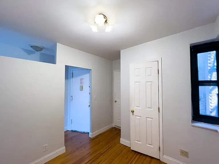 99 Perry St #5A — Photo 6
