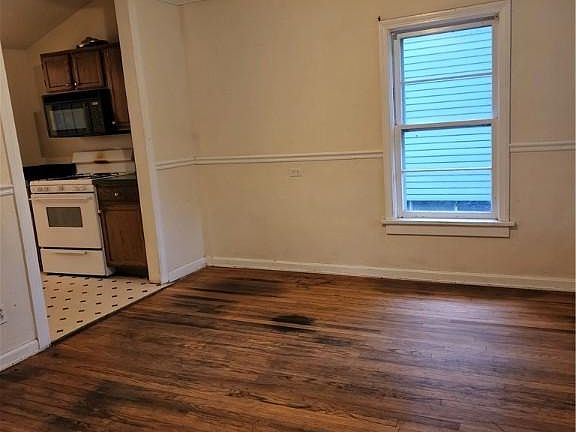 2nd image of 415 W Walnut Ave