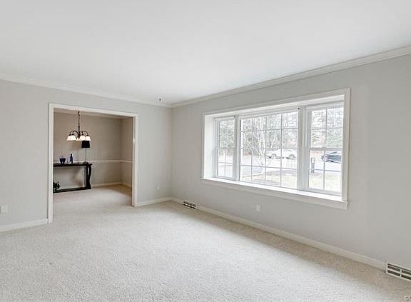 4th image of 520 Comstock Dr