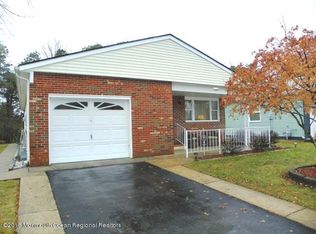 226 Torrey Pines Dr, Toms River, NJ 08757