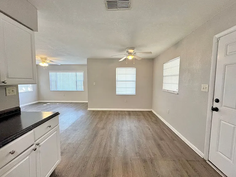 311 Avenue B SE — Photo 8