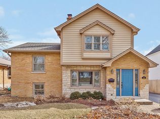 115 Woodstock Ave, Clarendon Hills, IL 60514