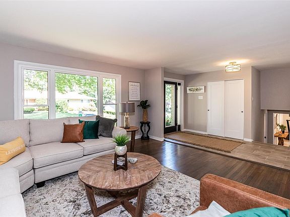 4th image of 848 Charlesgate Dr