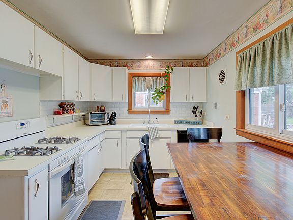 3rd image of 1217 Beach Ave