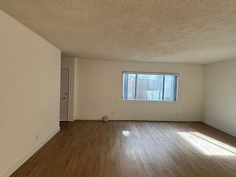 2439 Chelsea Pl — Photo 11