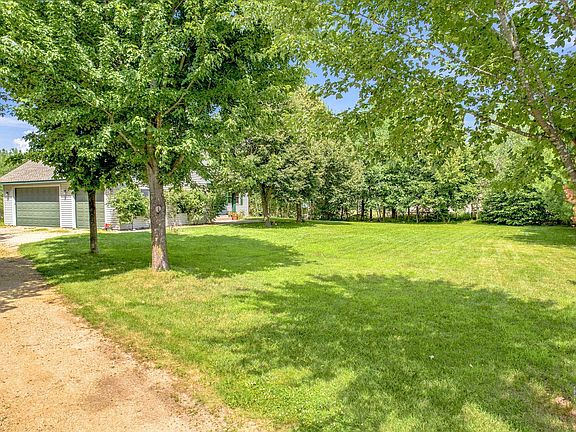 3rd image of 844 Moonbeam Rd W