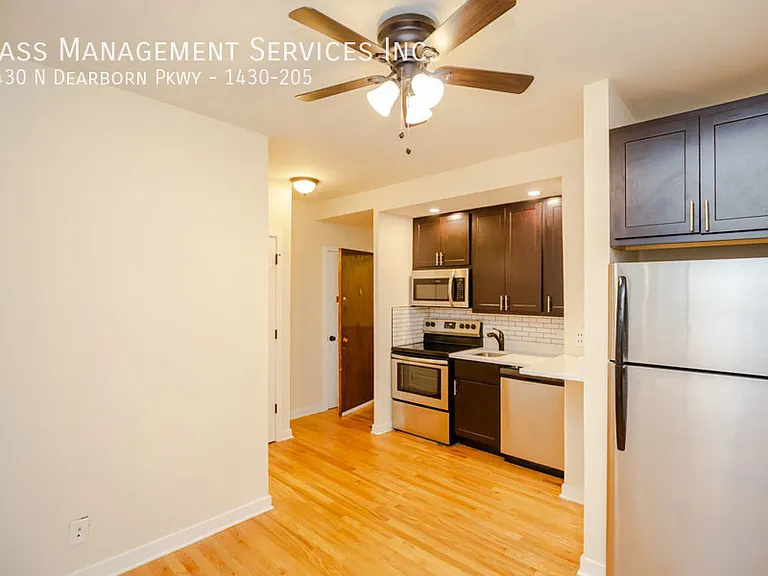 1430 N Dearborn Pkwy — Photo 63
