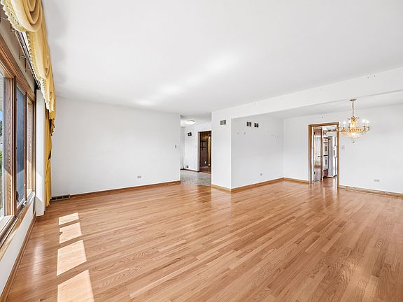3rd image of 15527 Heather Ct