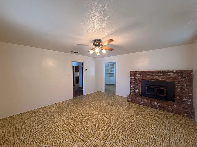 8914 S Union Ave — Photo 4