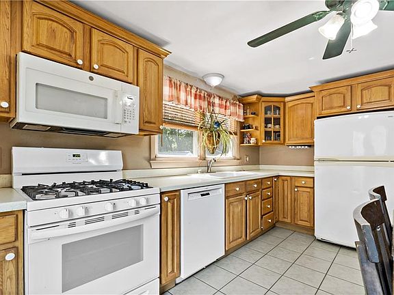 3rd image of 267 Norwood Ave