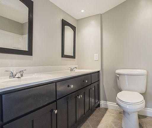 Double vanity in full bath