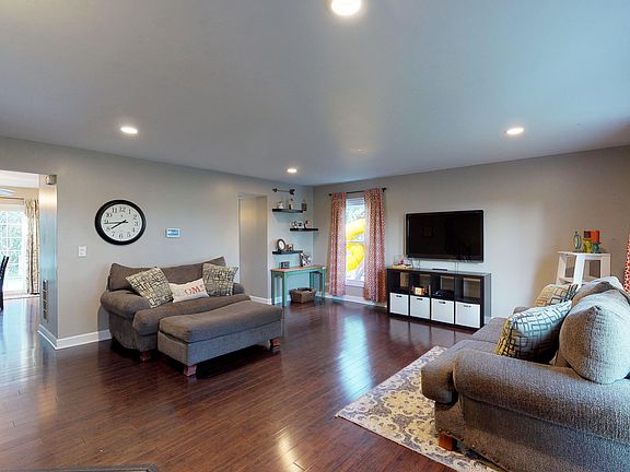 3rd image of 180 Rosewood Dr