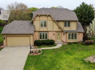 3950 S Victoria Cir, New Berlin, WI 53151