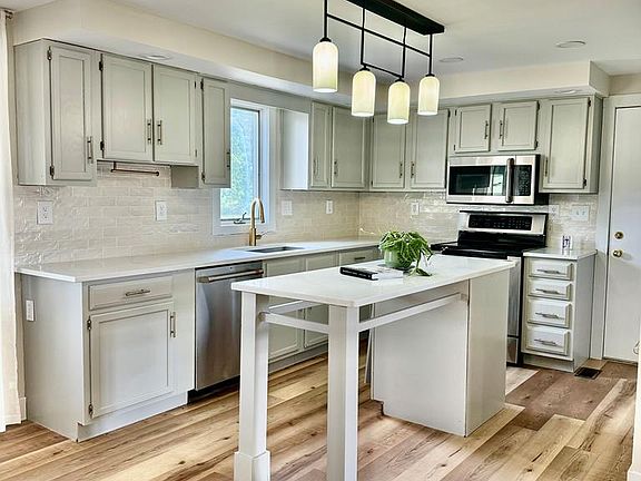 5th image of 304 Elizabeth Ln