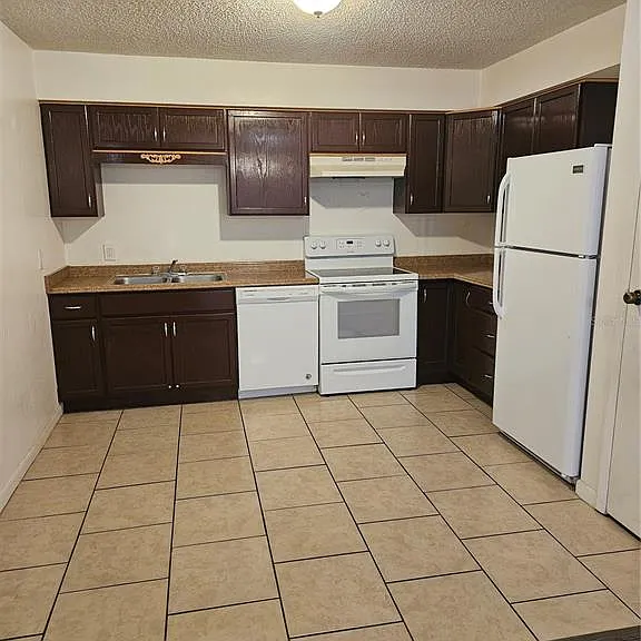 331 W Alamo Dr — Photo 1