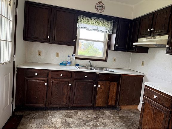 5th image of 1051 E Lake Rd