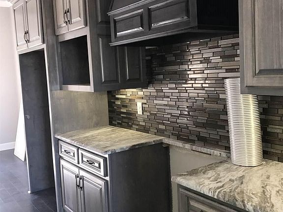 4th image of 713 Valley Court Dr