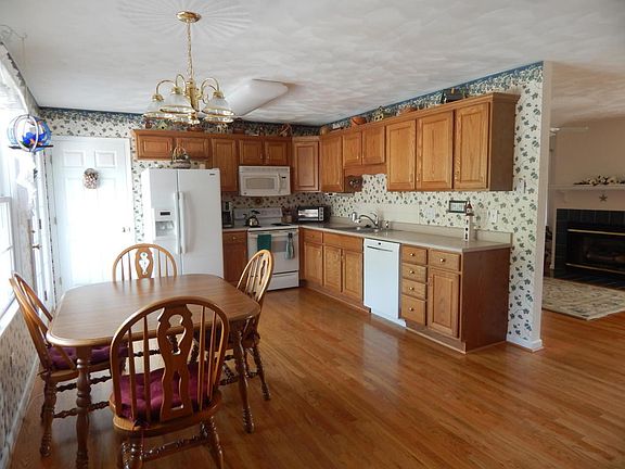 3rd image of 444 Sunflower Dr