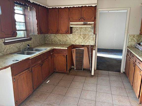 4th image of 521 E Locust St